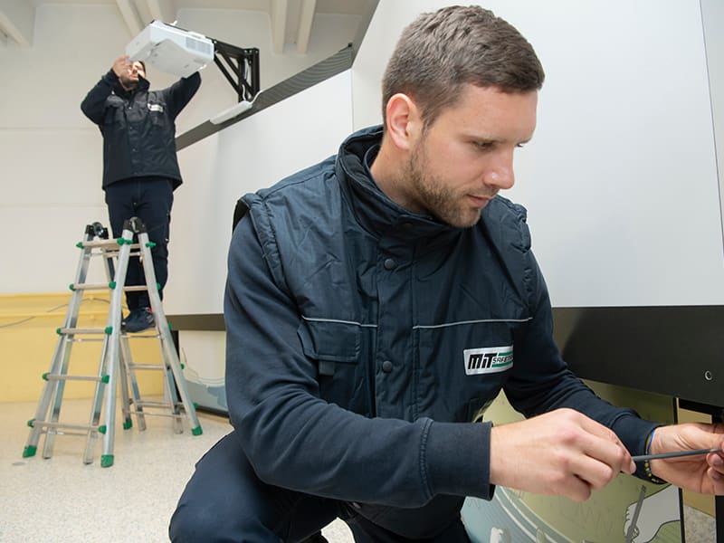 Dettaglio fissaggio schermo LED, logistica hi-tech MITSafetrans